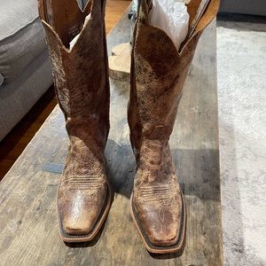 Justin cowboy boots. Leather is very soft, distressed look. Worn twice.